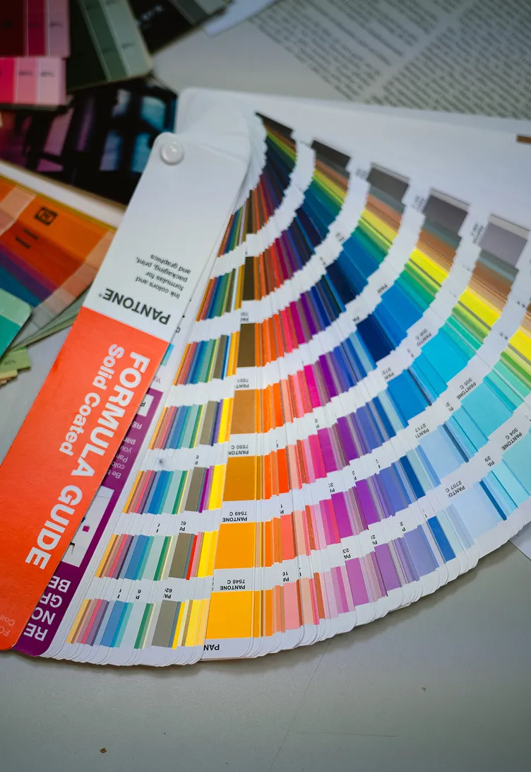 Farbfächer ausgebreitet