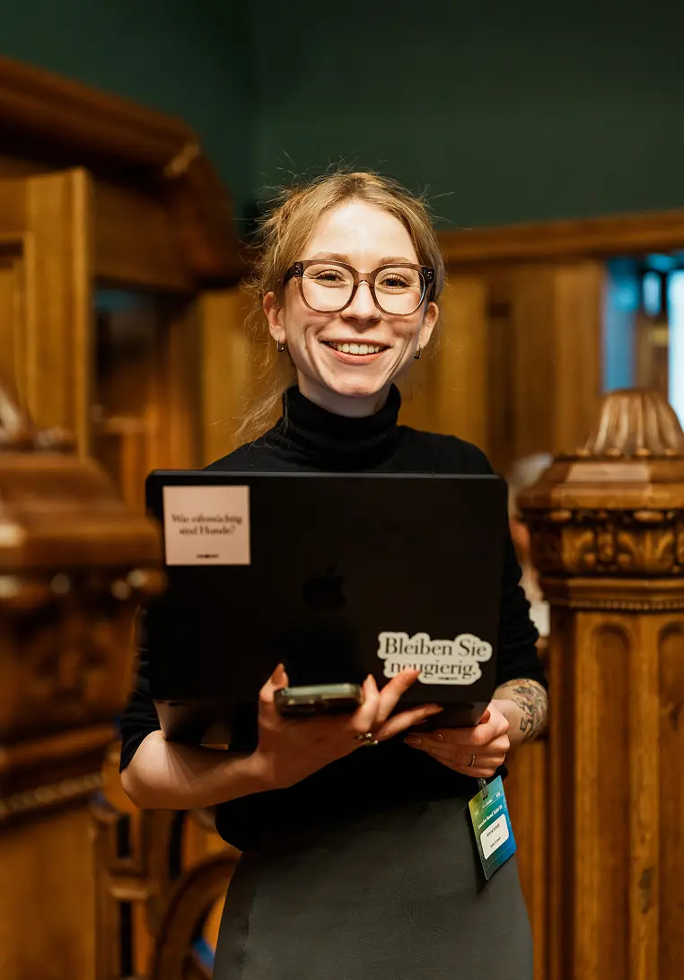 Eine Mitarbeiterin schaut in die Kamera