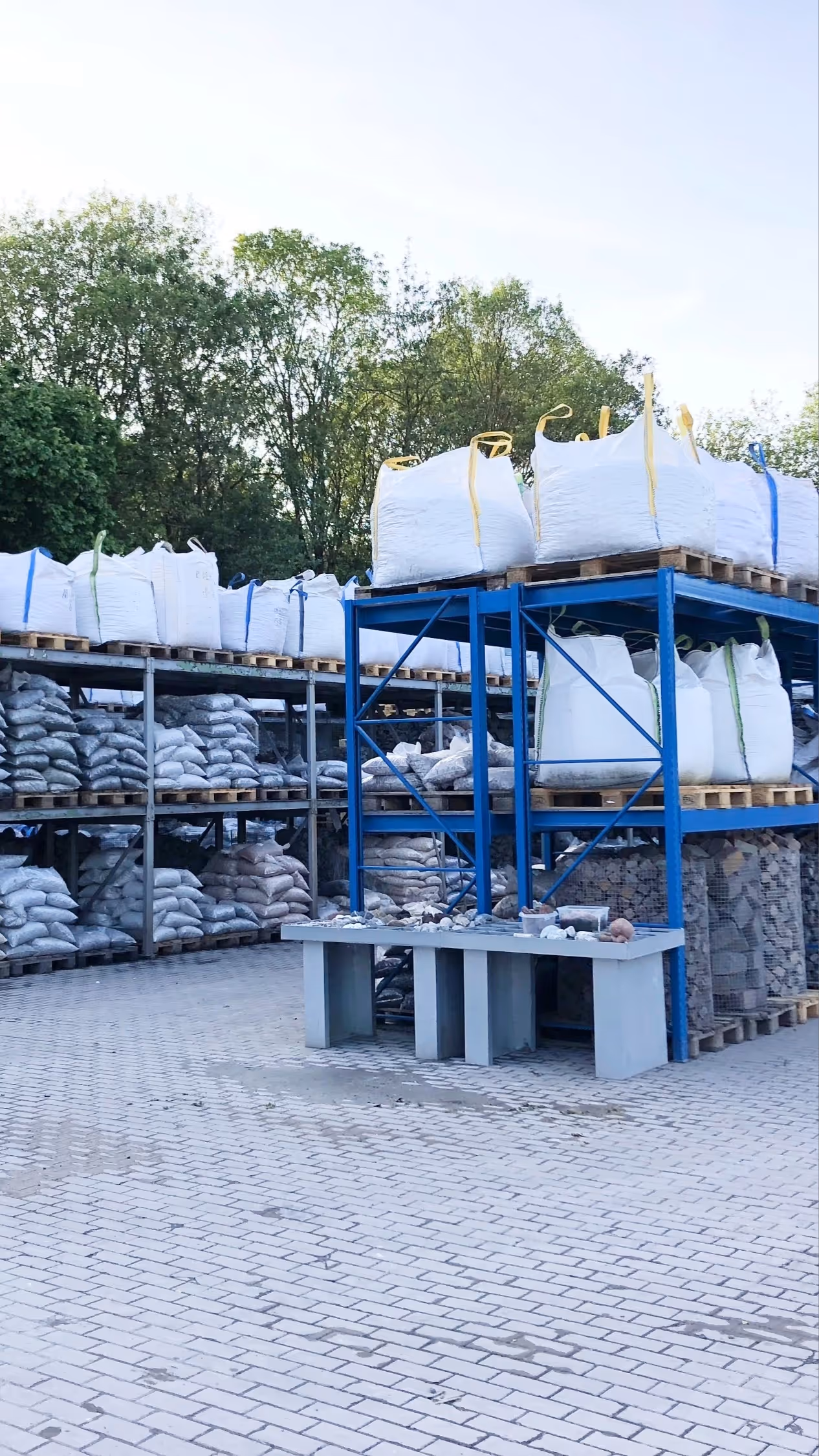 Außenlager mit Big-Bags für Kies und Splitt