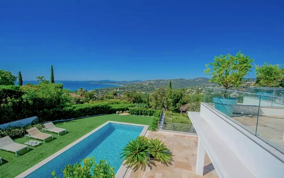 Piscine chauffée de la Villa Horizon Bay sur la Côte d’Azur
