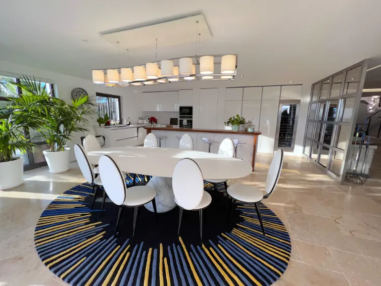 Cuisine moderne entièrement équipée dans une villa de luxe
