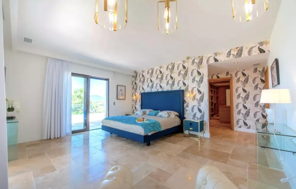 Chambre moderne et lumineuse avec salle de bain privative