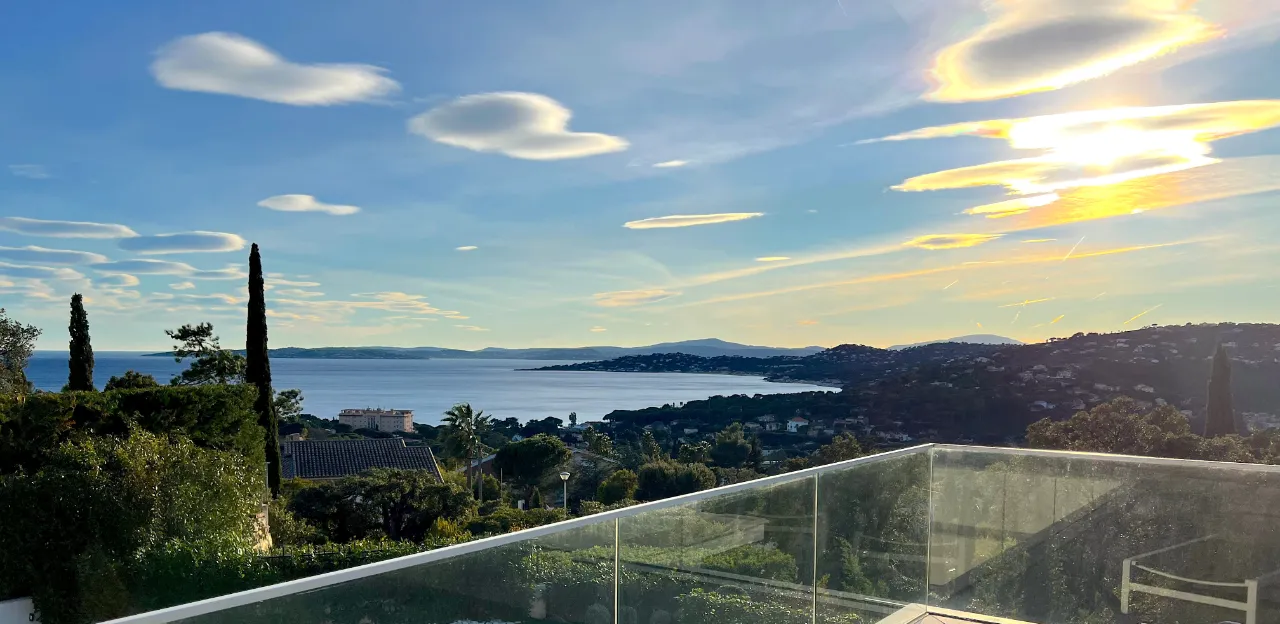 Terrasse ensoleillée avec vue mer à la Villa Horizon Bay