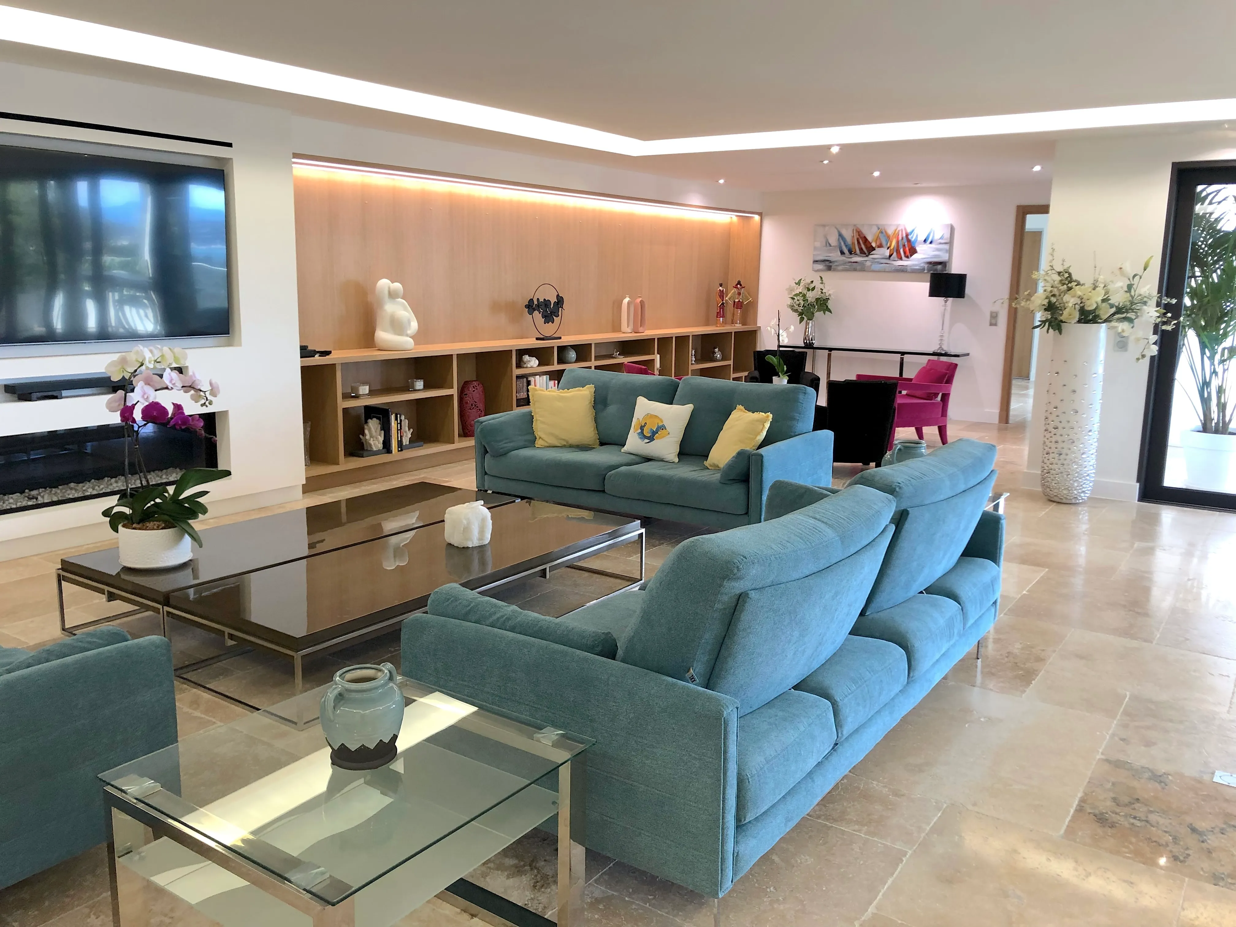 Salon moderne avec vue mer aux Issambres