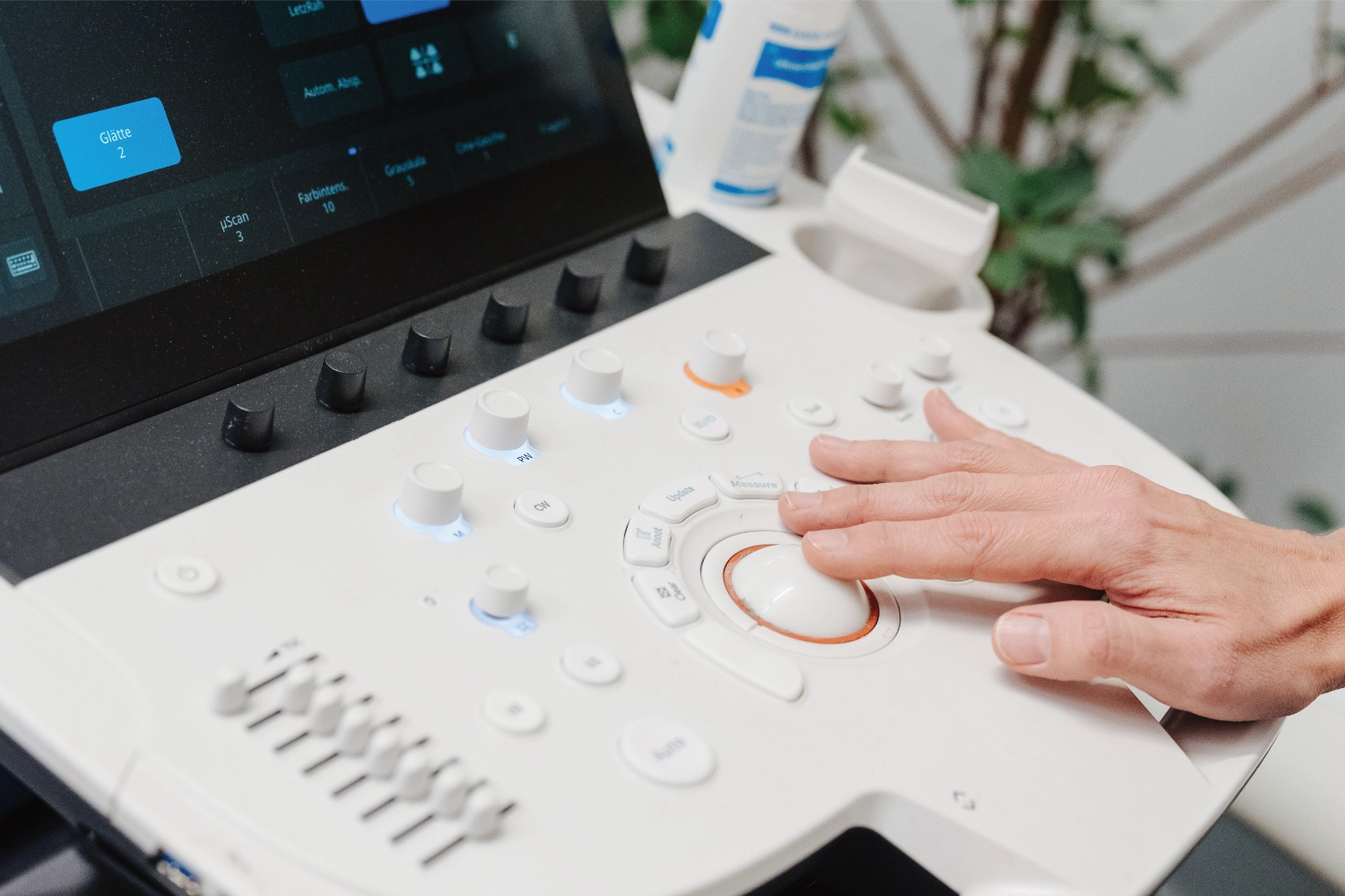 Moderne endokrinologische Diagnostik und Behandlung hormoneller Erkrankungen wie Schilddrüsenstörungen, Nebennieren- und Hypophysenerkrankungen in der Praxis Endokrinologie Leipzig.