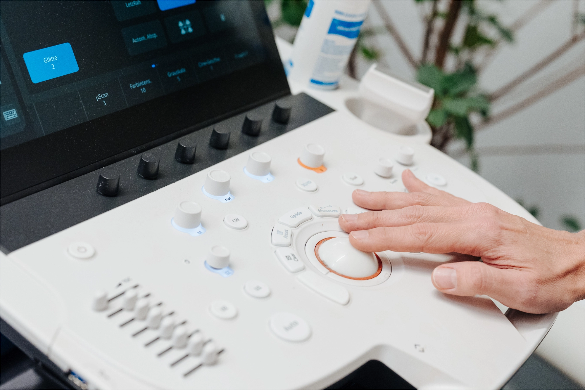 Moderne endokrinologische Diagnostik und Behandlung hormoneller Erkrankungen wie Schilddrüsenstörungen, Nebennieren- und Hypophysenerkrankungen in der Praxis Endokrinologie Leipzig.