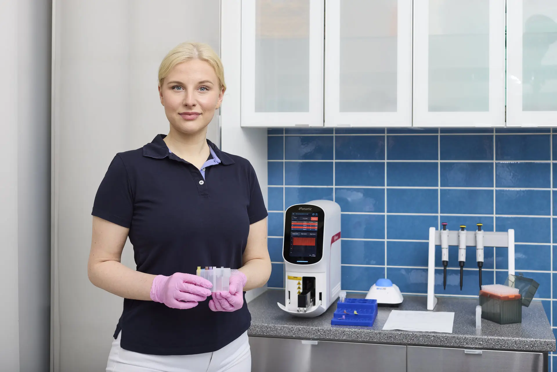 Medizinische Fachangestellte (MFA) mit unsere POCwise-Labor Diagnostik Lösung in einer Gynäkologischen Praxis. 