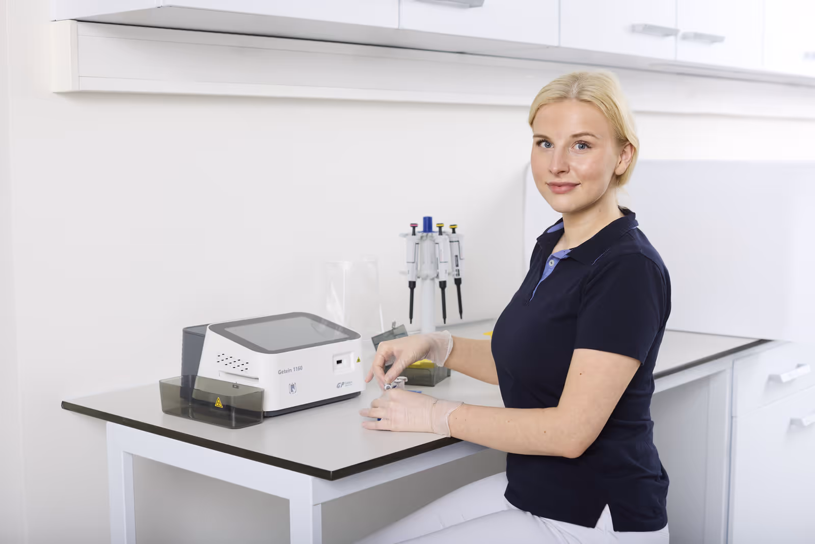 Der Arzt in einer Gynäkologischen Praxis in der zusammenarbeit mit unserem PCR POCwise-Labor lösung. 