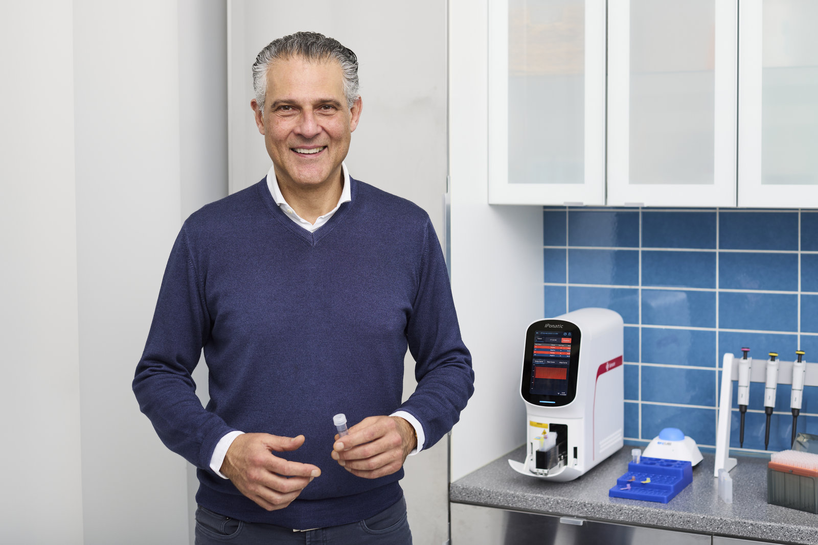 Gründer und Geschäftsführer in einer Gynäkologischen Praxis mit unserer POCwise-Labor Diagnostik Lösung