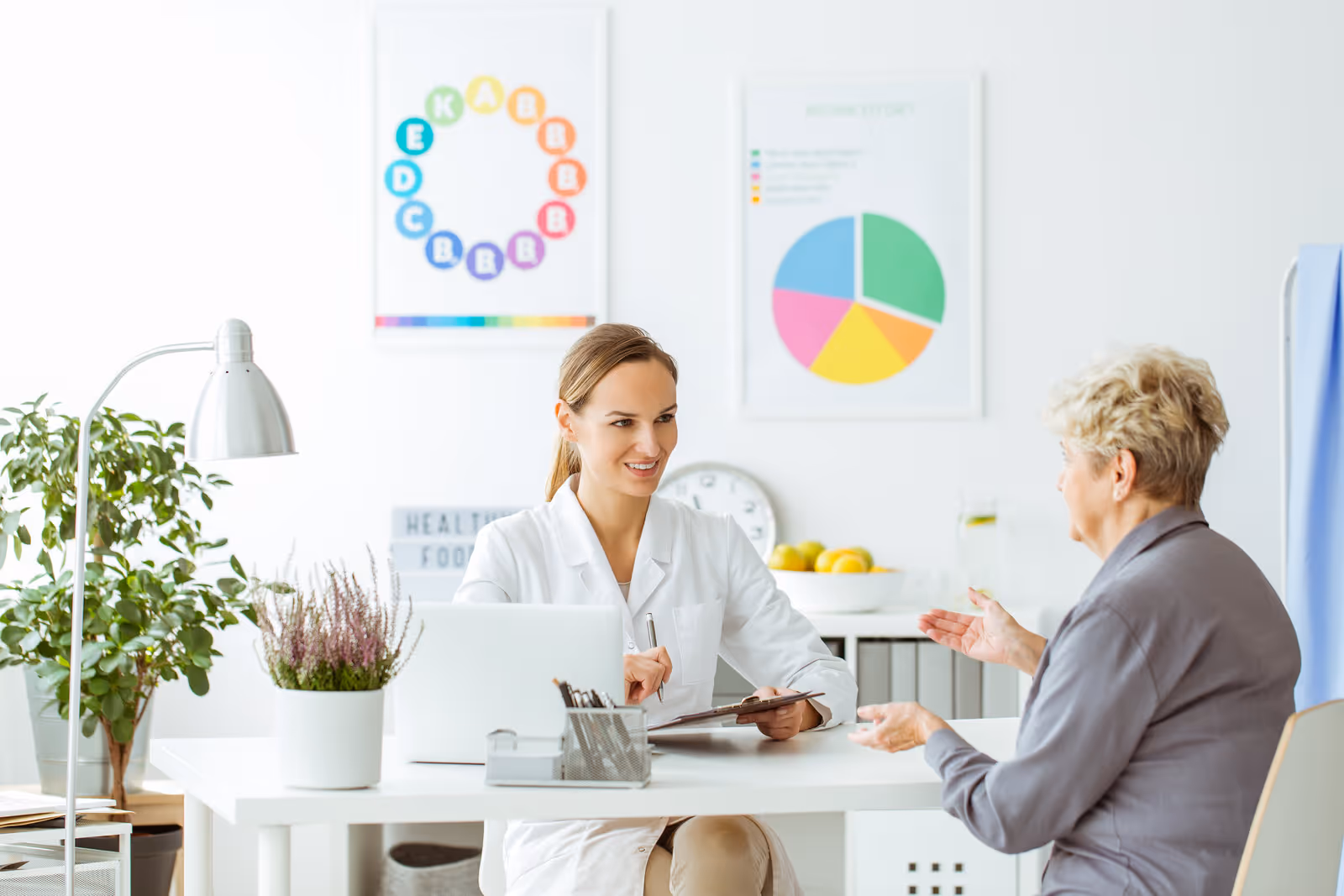 Arzt im Gespräch mit einer Patineten die glücklich ist über die schnelle und sichere Diagnostik die der Arzt als Serviceleistung erbringen kann. 