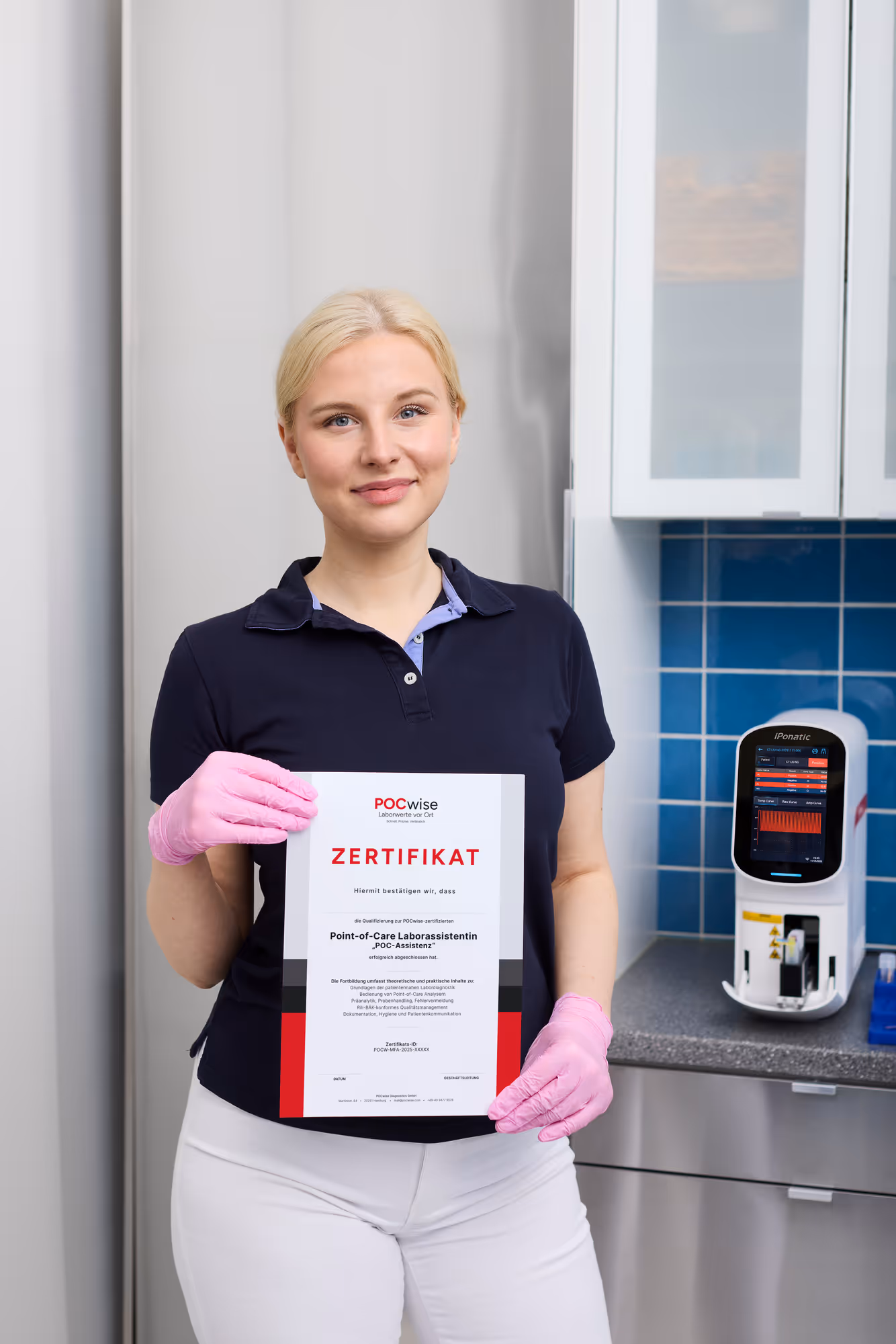 Medizinische Fachangestellte (MFA) mit unserer FIA POCwise-Labor lösung. Sie ist ser glücklich über die Entwicklung in ihrer Praxis. 