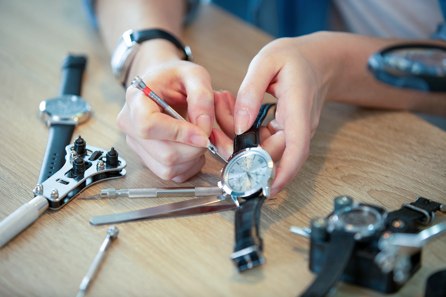 Une montre en train d'être révisée. 