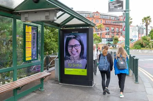 A digital bus stop screen in displaying Southampton Uni