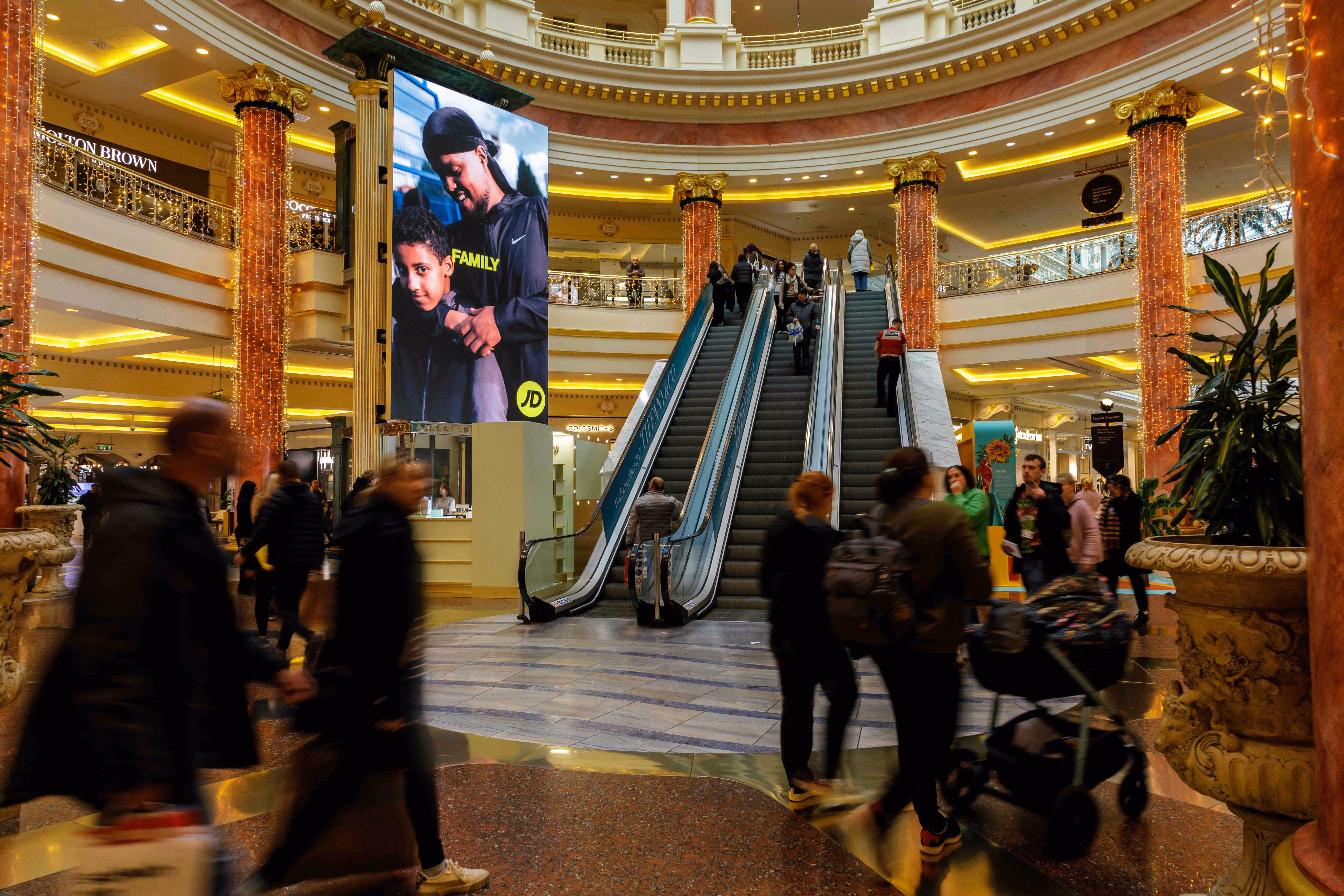 Malls Live XL screen in a busy mall concourse