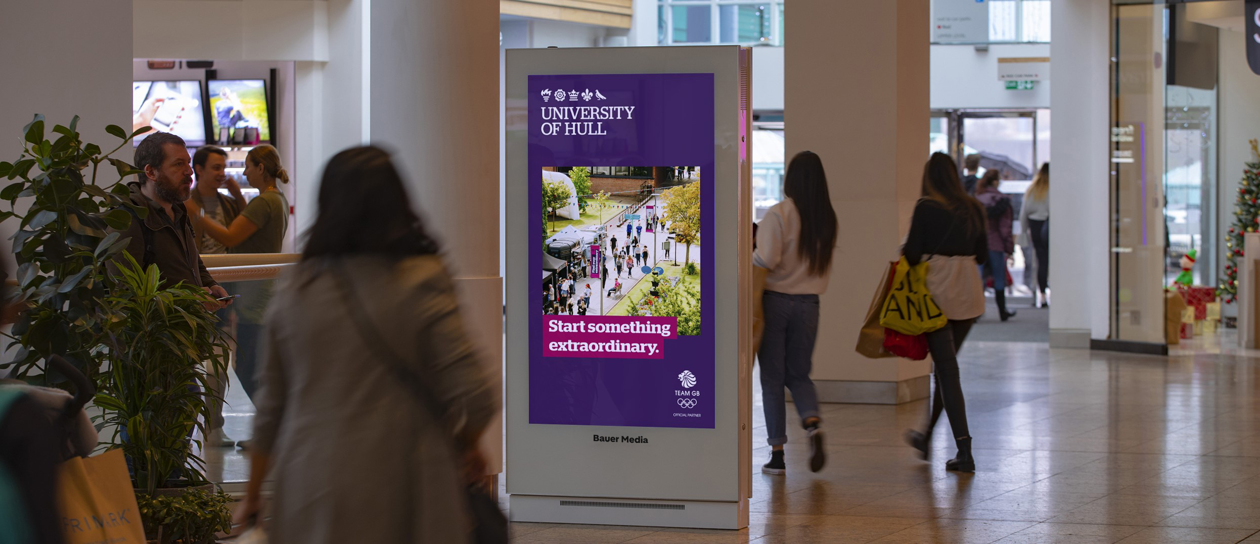 Hull Uni advertising on a digital shopping centre screen