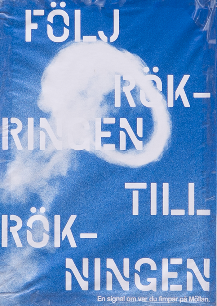 Swedish anti-smoking poster with white text 'Följ rökringen till rökningen' on a blue background and a smoke ring in the center.