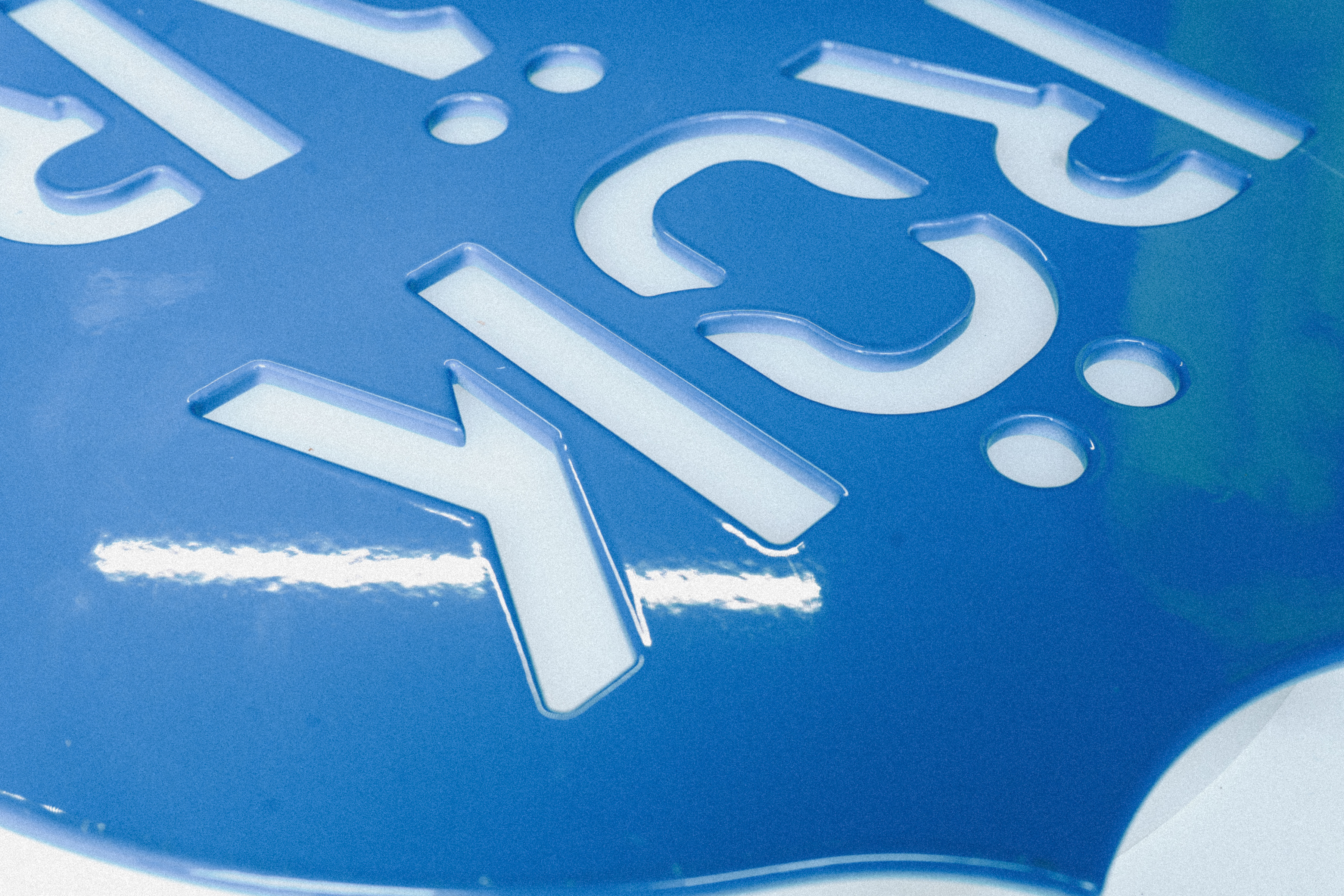 Stack of square blue and white coasters with 'Följ rökringen till rökningen' on a blue background and a smoke ring in the center.