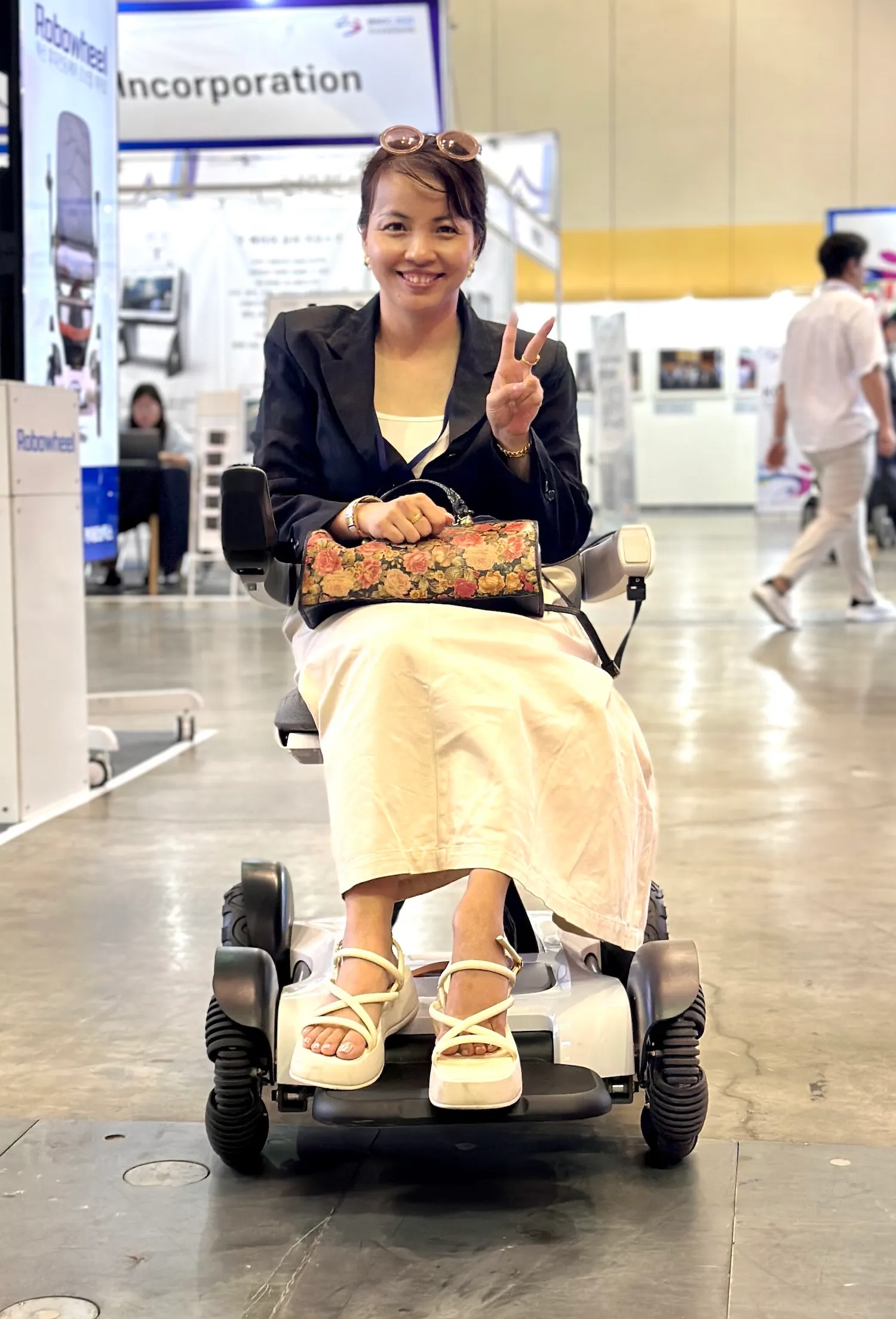 Hoa Nguyen photo