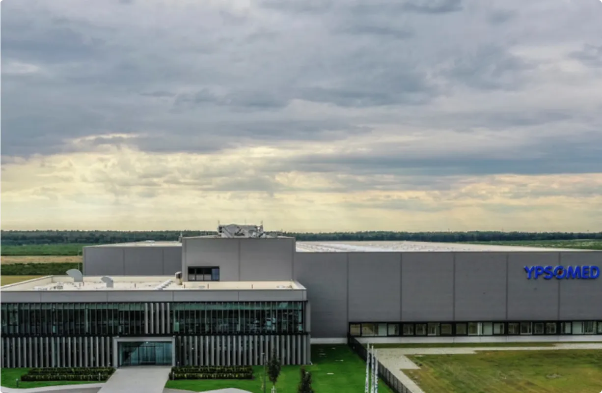 Modern industrial building, built by IE Plast as general planner, with a clear façade structure and efficient overall architectural planning