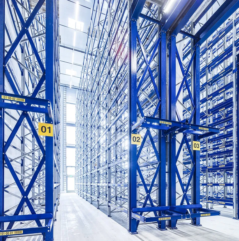 Modernes Hochregallager mit automatisierten, Lagerregalen für effiziente Logistik und industrielle Lagerhaltung.