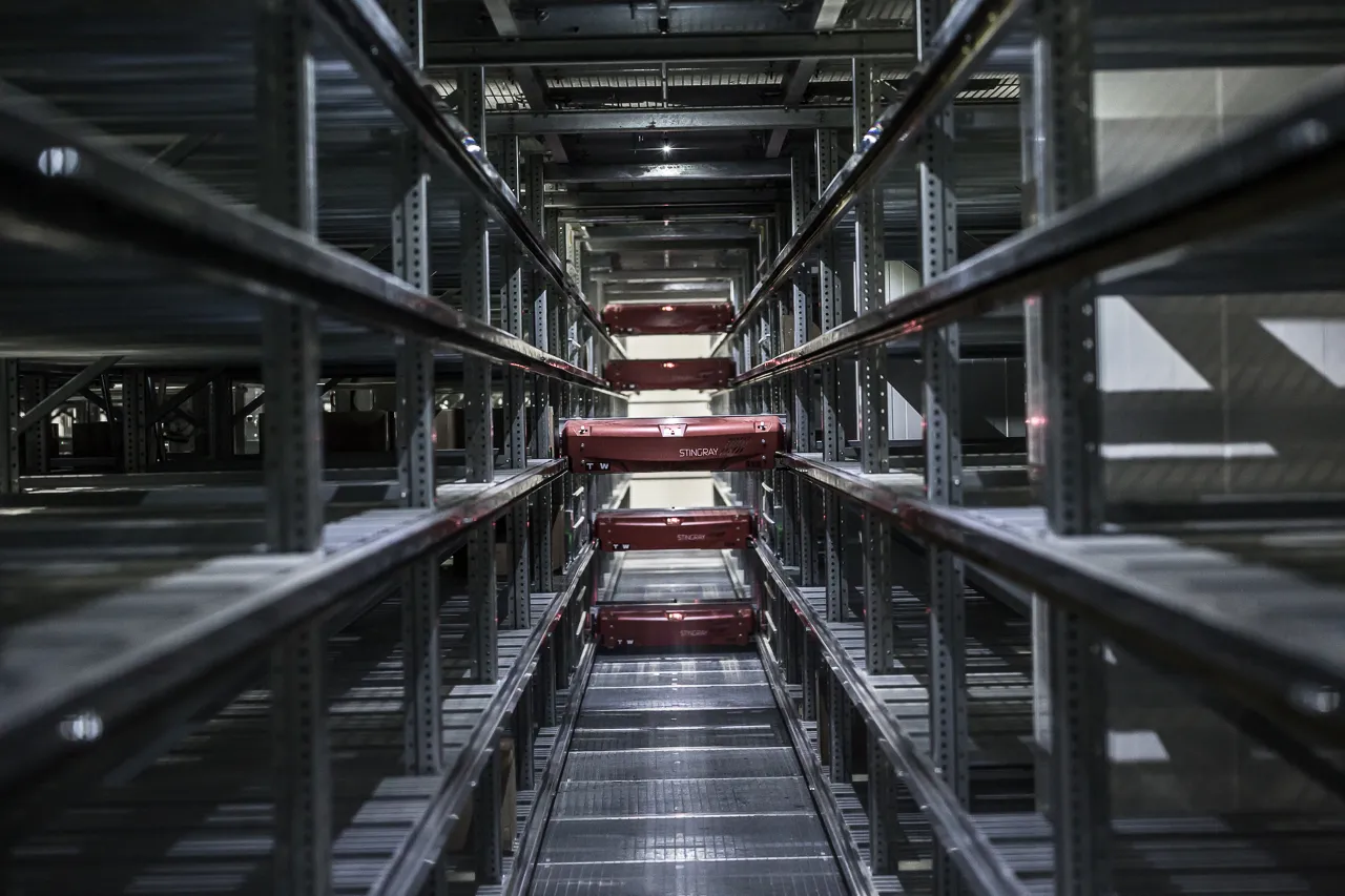 Ein automatisiertes Lager mit Regalsystemen und Behältern, das die effiziente und moderne Intralogistik eines Industrieunternehmens in Food Bereich zeigt.