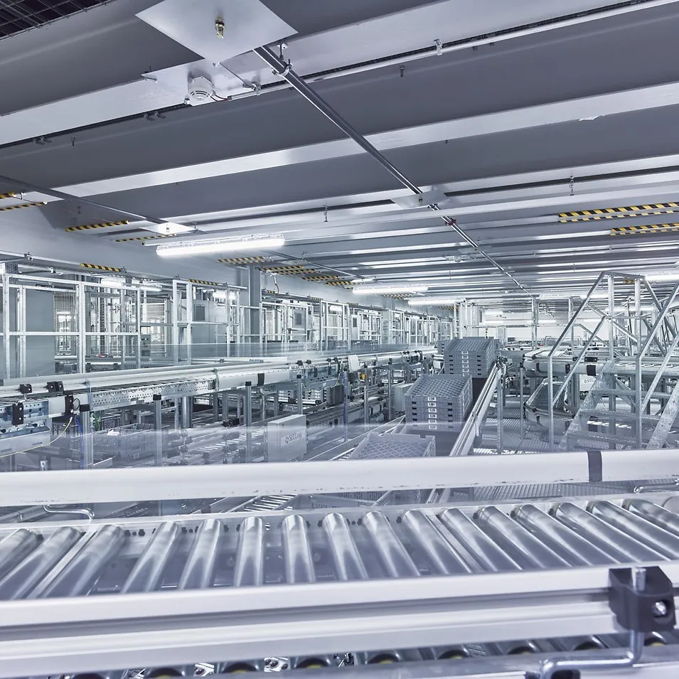 A highly automated production hall with conveyors and cutting-edge industrial technology, showing efficient and hygienic food processing.