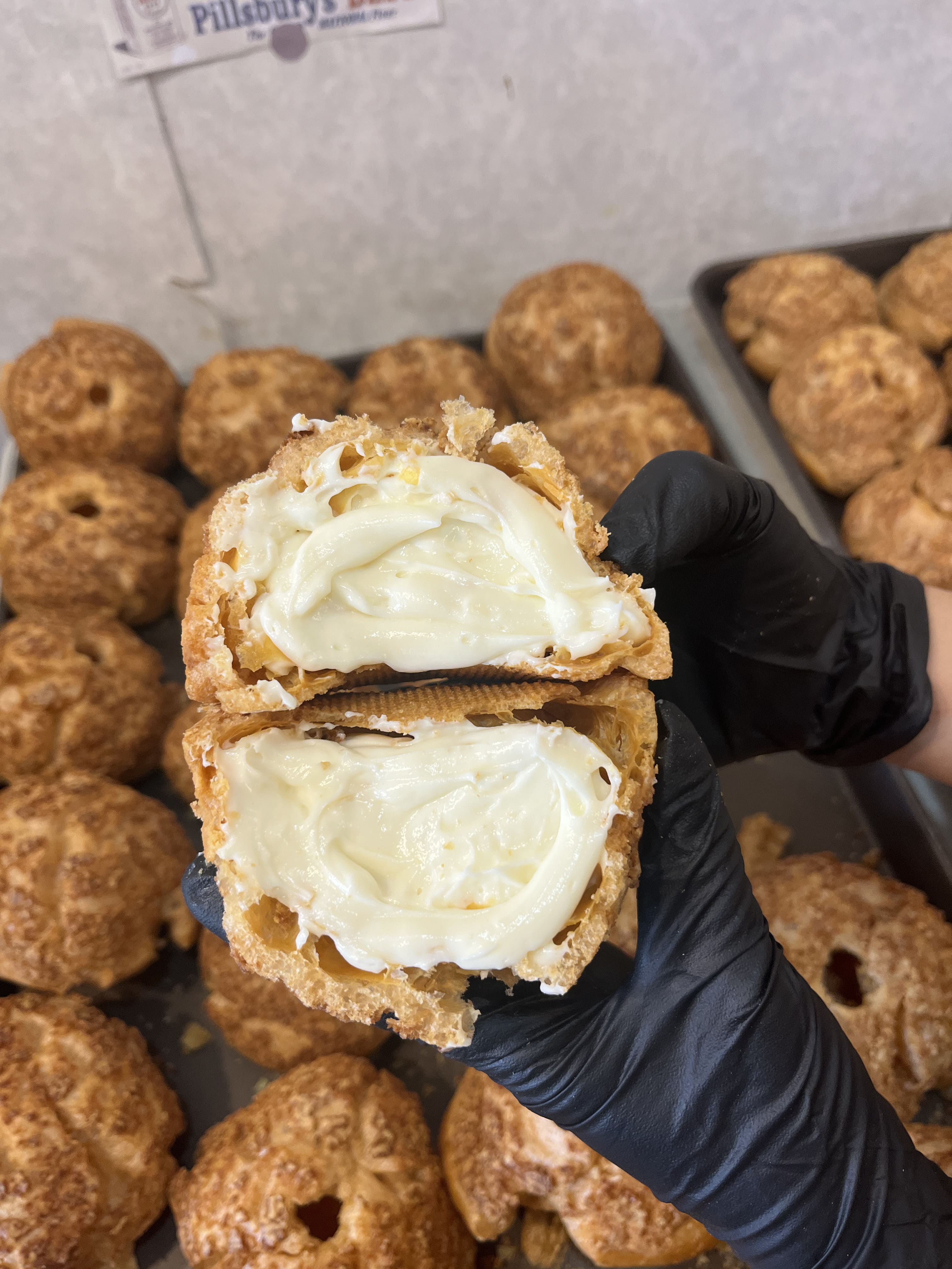 內餡飽滿的卡士達奶油波蘿泡芙