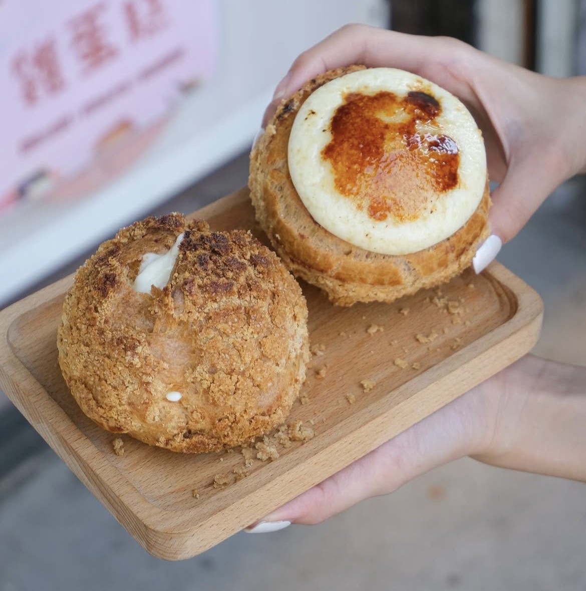 剛出爐的焦糖脆皮泡芙,好拍又可口美味