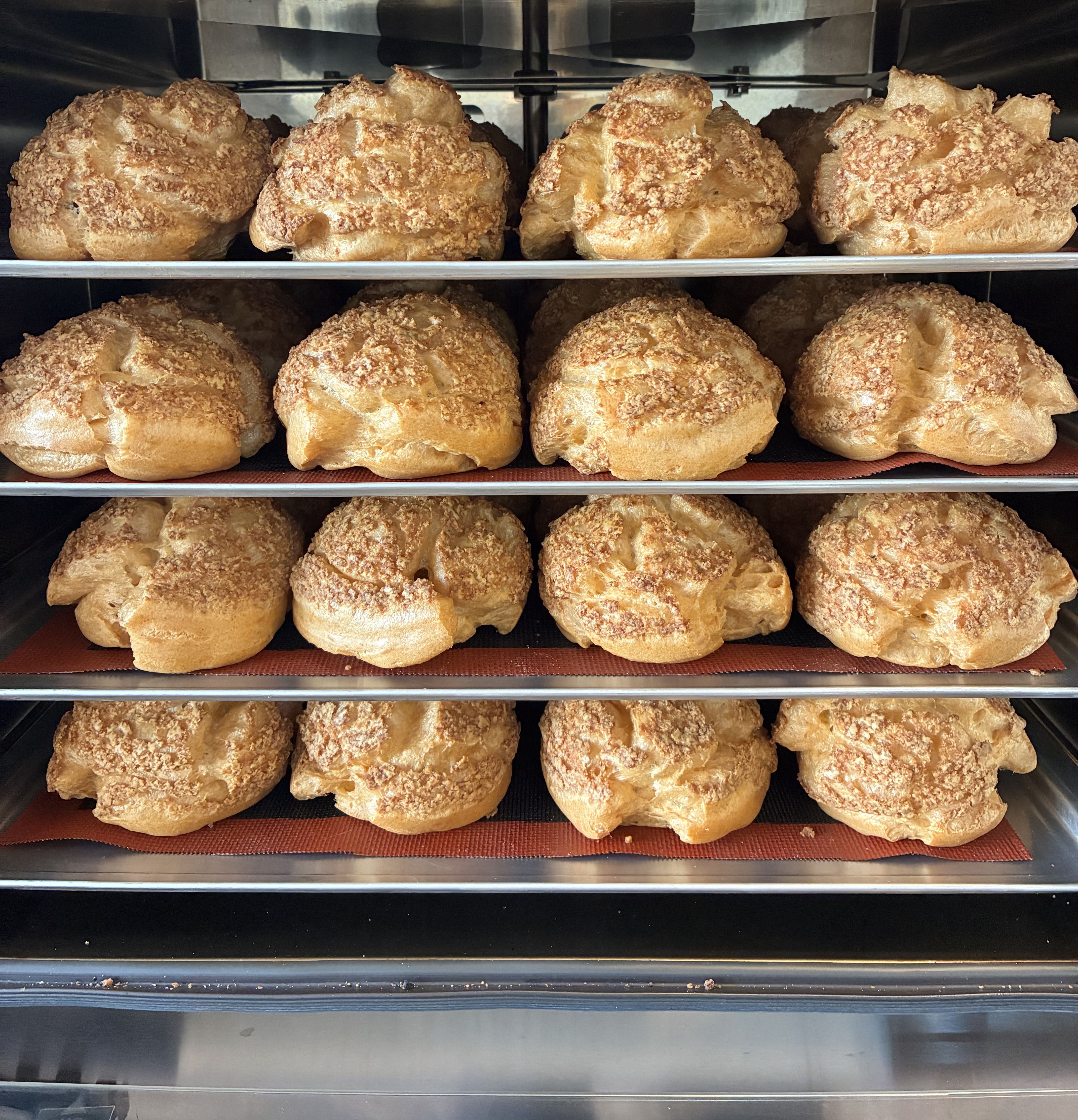 新鮮手做的一個個可愛好吃的泡芙殼