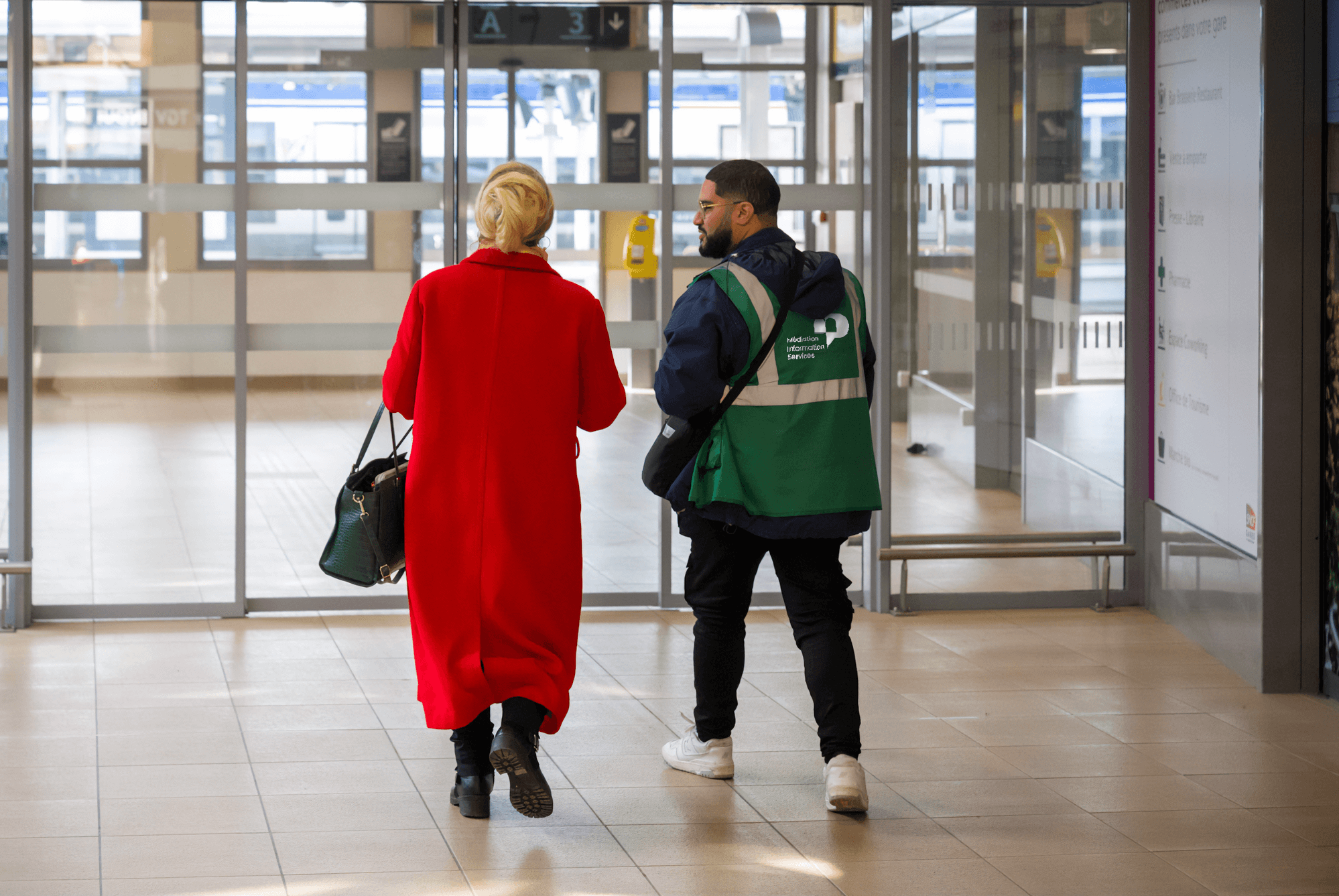 Accueil d'une usager par un salarié Pimms Médiation