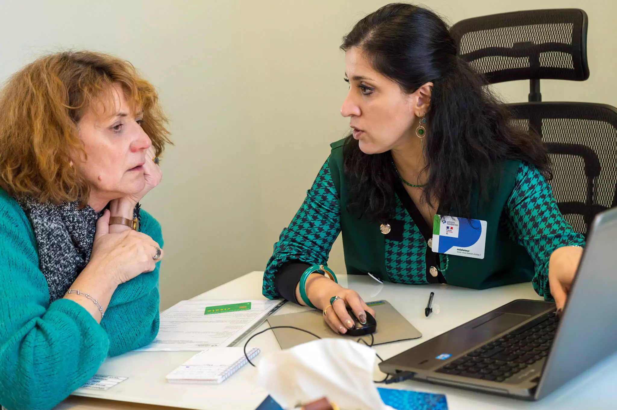 Agent Pimms Médiation accompagnant une femme dans ses démarches