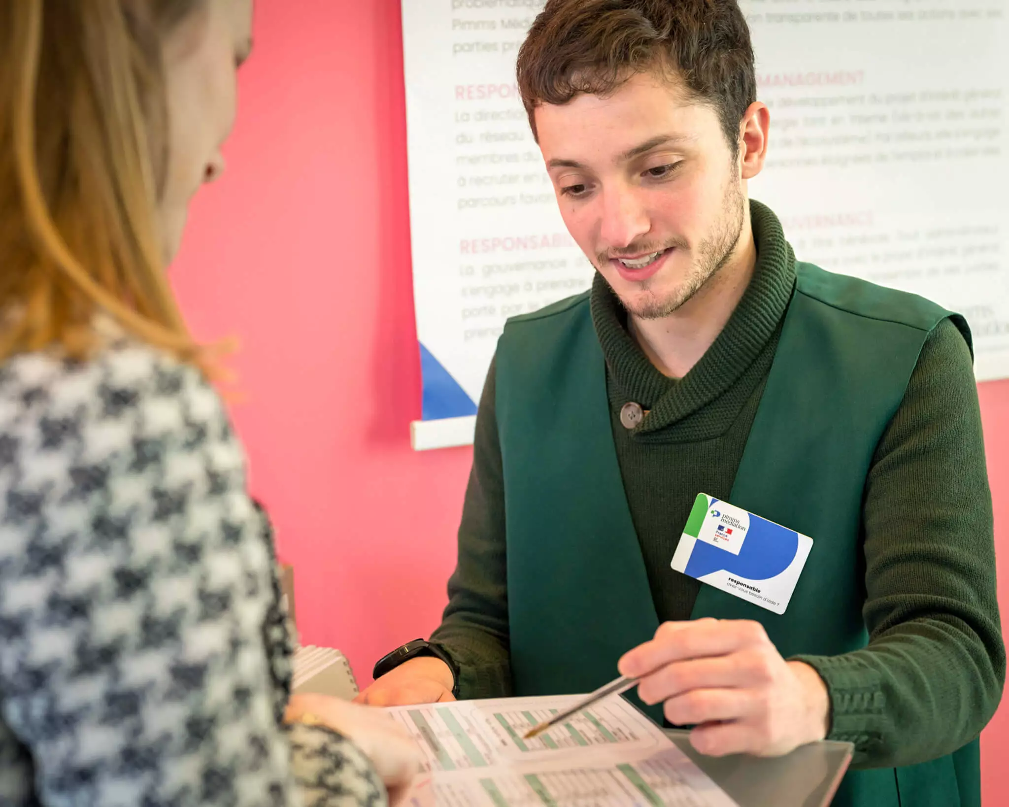 Salarié Pimms Médiation orientant une personne vers le bon service
