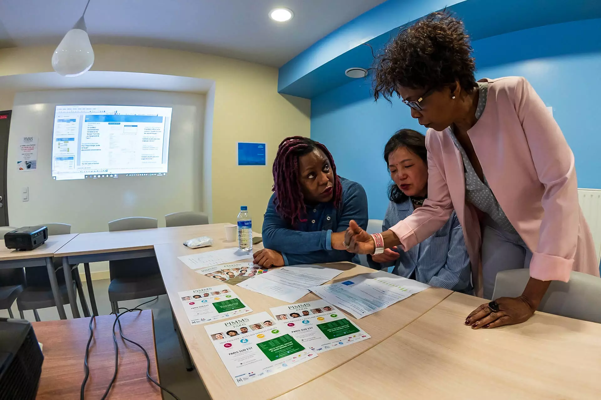 Formatrice avec des stagiaires en formation Pimms Médiation