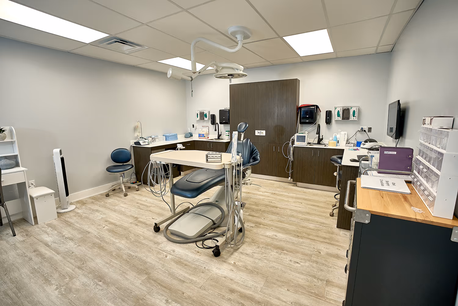 A hospital room with a desk and chairs.