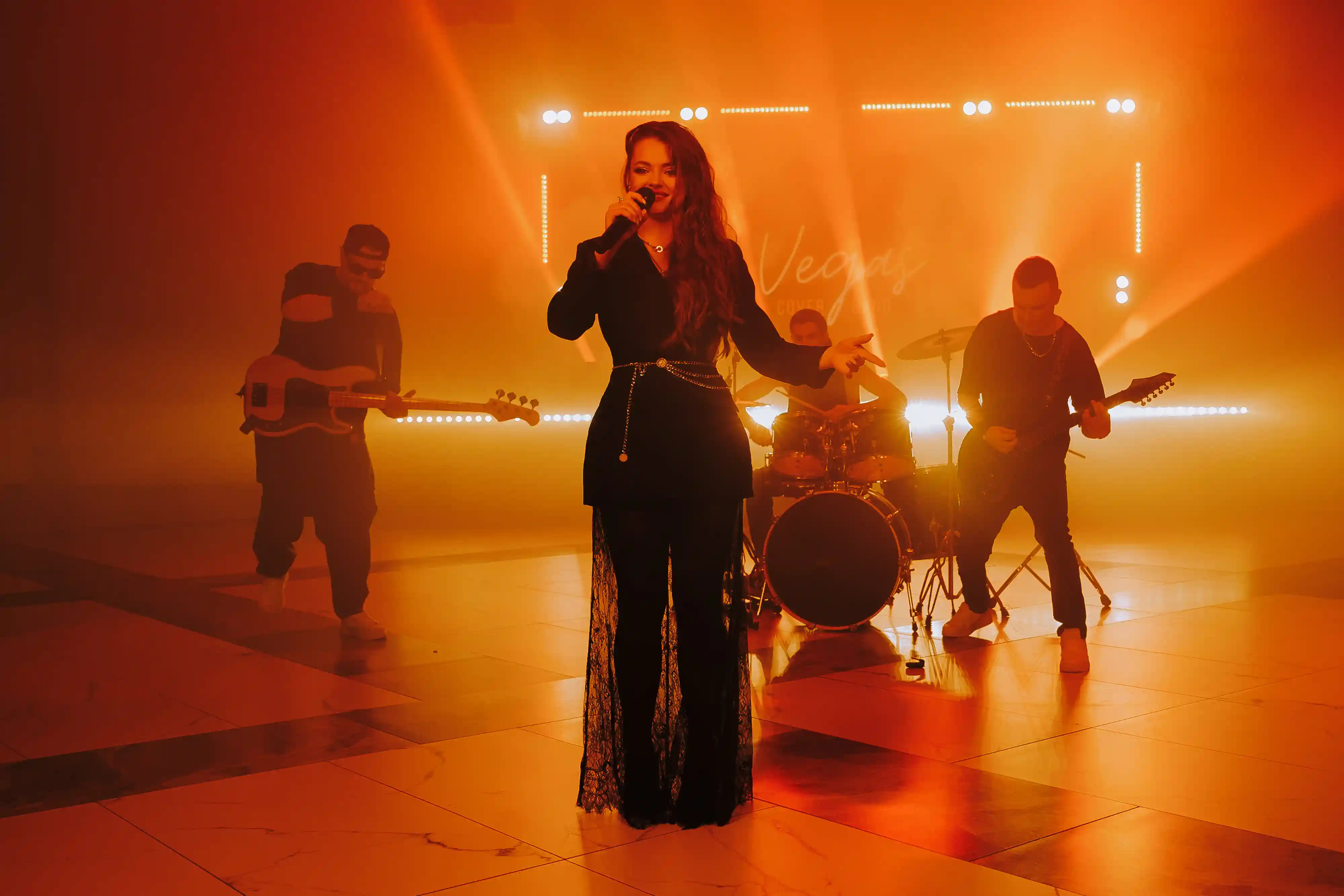 Кавер-группа из Челябинска за работой