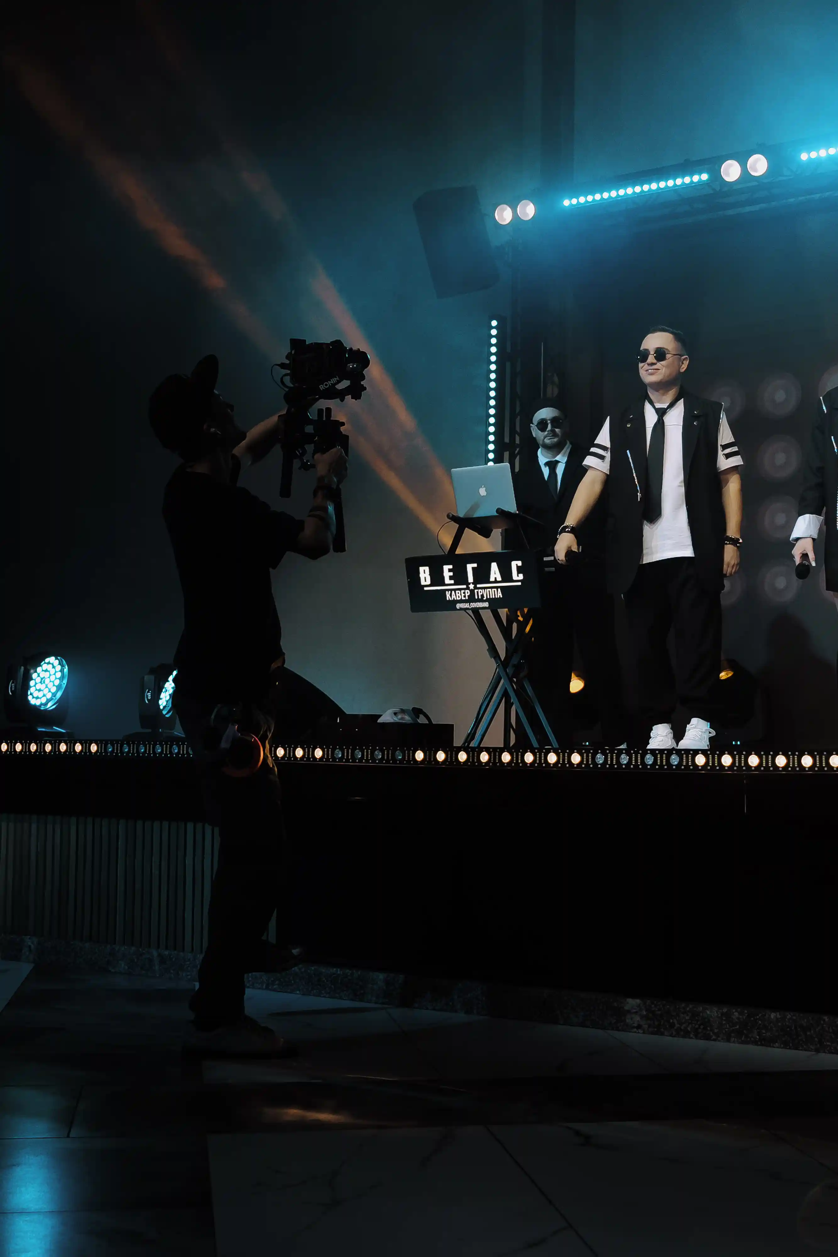 Выступает кавер-группа из Челябинска