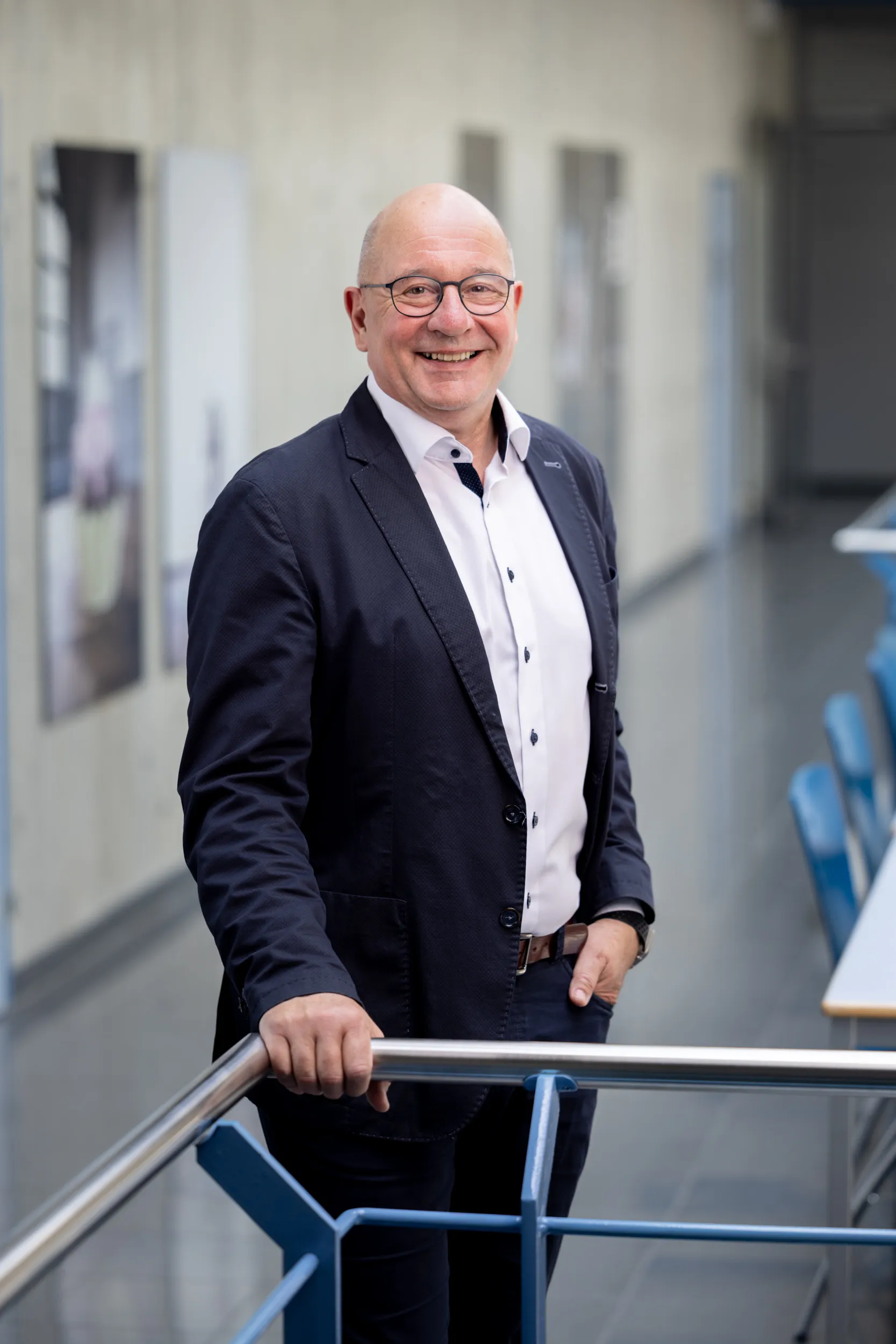 Portrait von Martin Bucher in einem Treppenhaus.