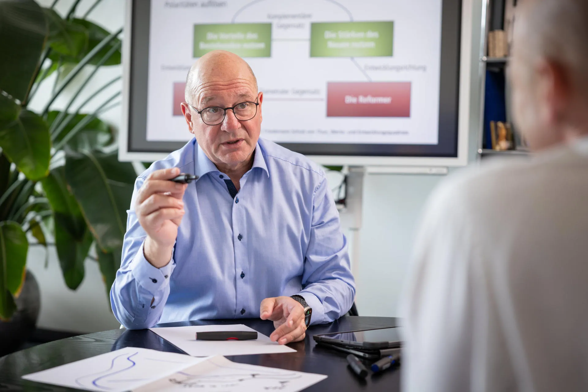 Martin im Gespräch mit einem Kunden.