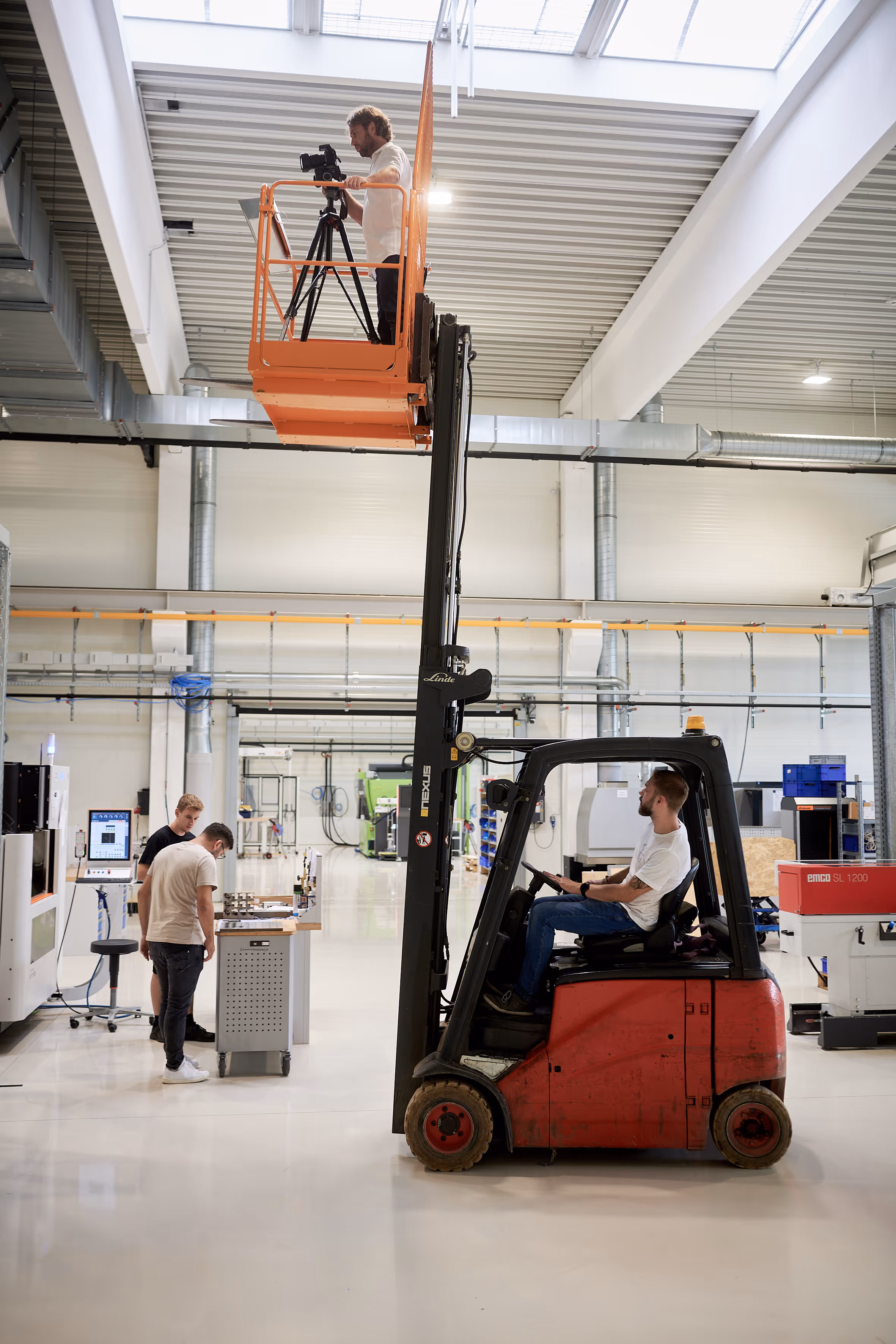 Werbefotograf Roland Wimmer im Einsatz auf einem Steiger für ein Fotoshooting bei Nexus.