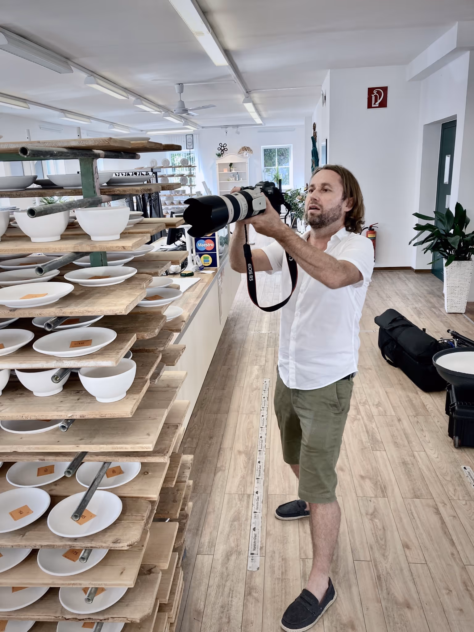 Behind the Scenes bei Gmundner Keramik: Werbefotograf Roland Wimmer dokumentiert die traditionelle Handwerkskunst.