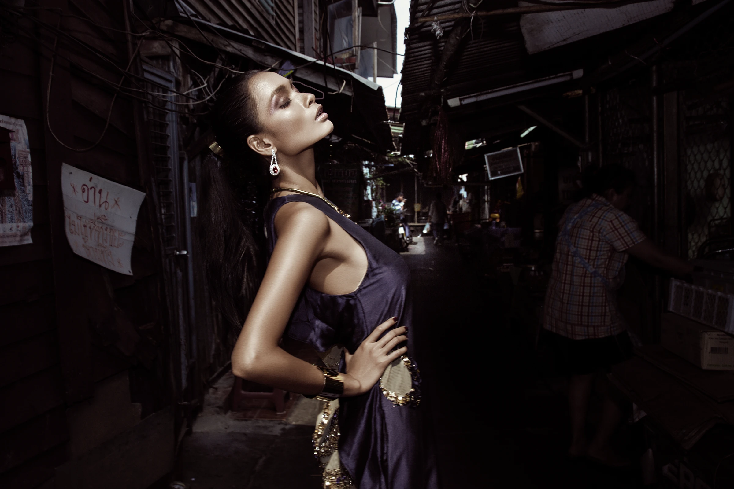 Fashion Editorial in Bangkok mit dem thailändischen Topmodel Chanokporn Sayoungkul. Professionelle Magazinfotografie für internationale Veröffentlichungen von Roland Wimmer.