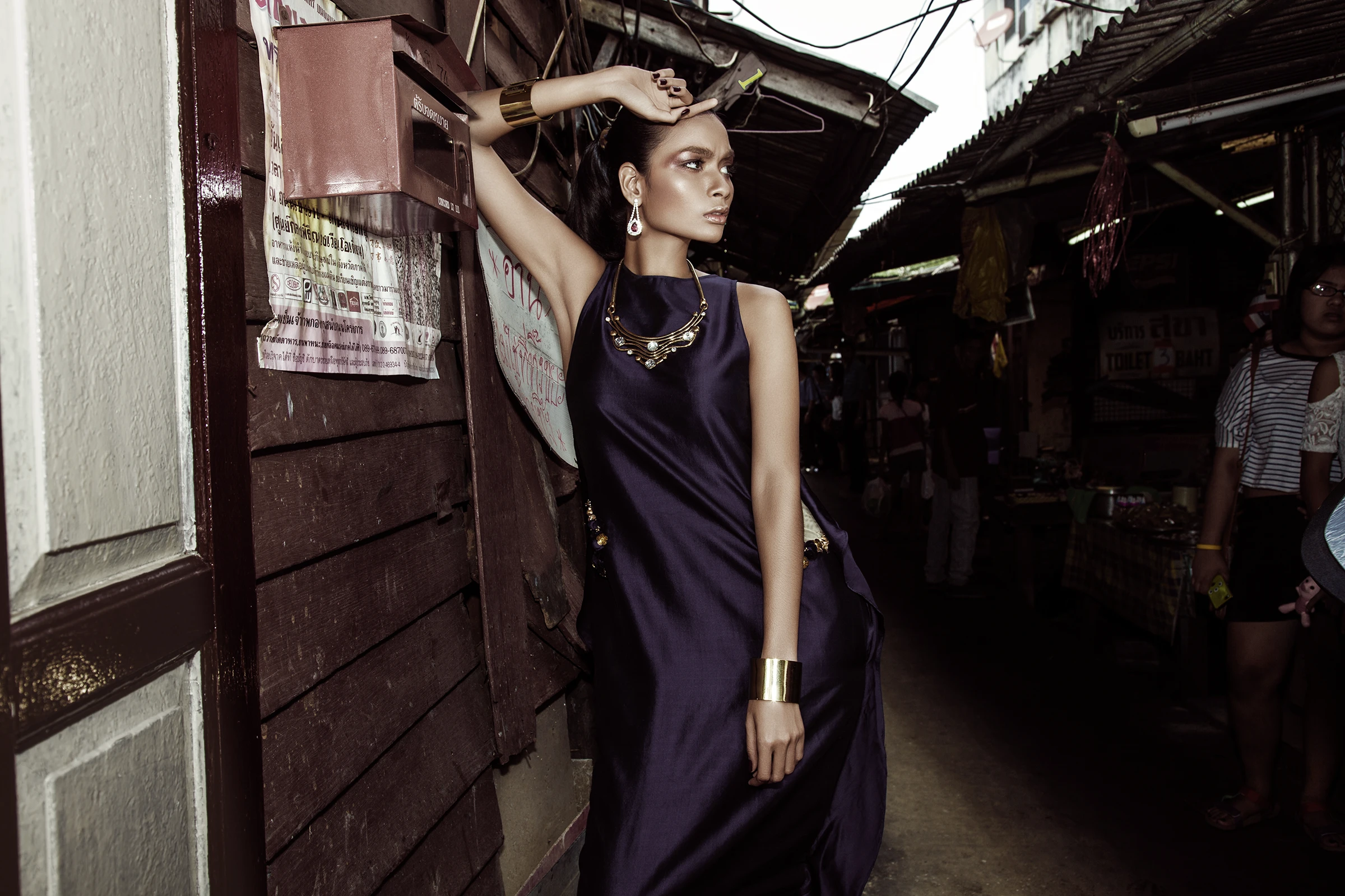 Fashion Editorial in Bangkok mit dem thailändischen Topmodel Chanokporn Sayoungkul. Professionelle Magazinfotografie für internationale Veröffentlichungen von Roland Wimmer.