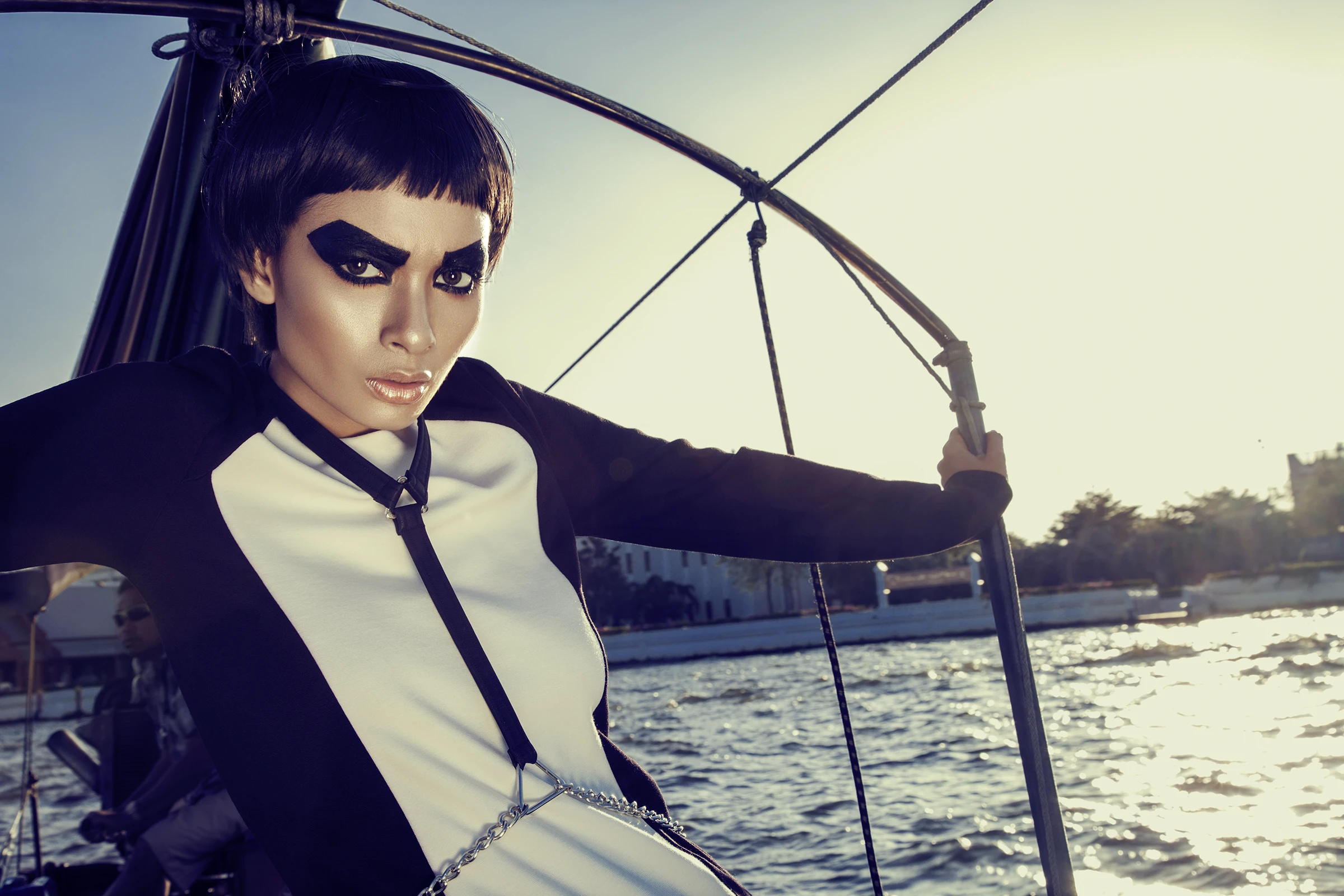 Fashion Editorial in Bangkok mit dem thailändischen Topmodel Chanokporn Sayoungkul. Professionelle Magazinfotografie für internationale Veröffentlichungen von Roland Wimmer.