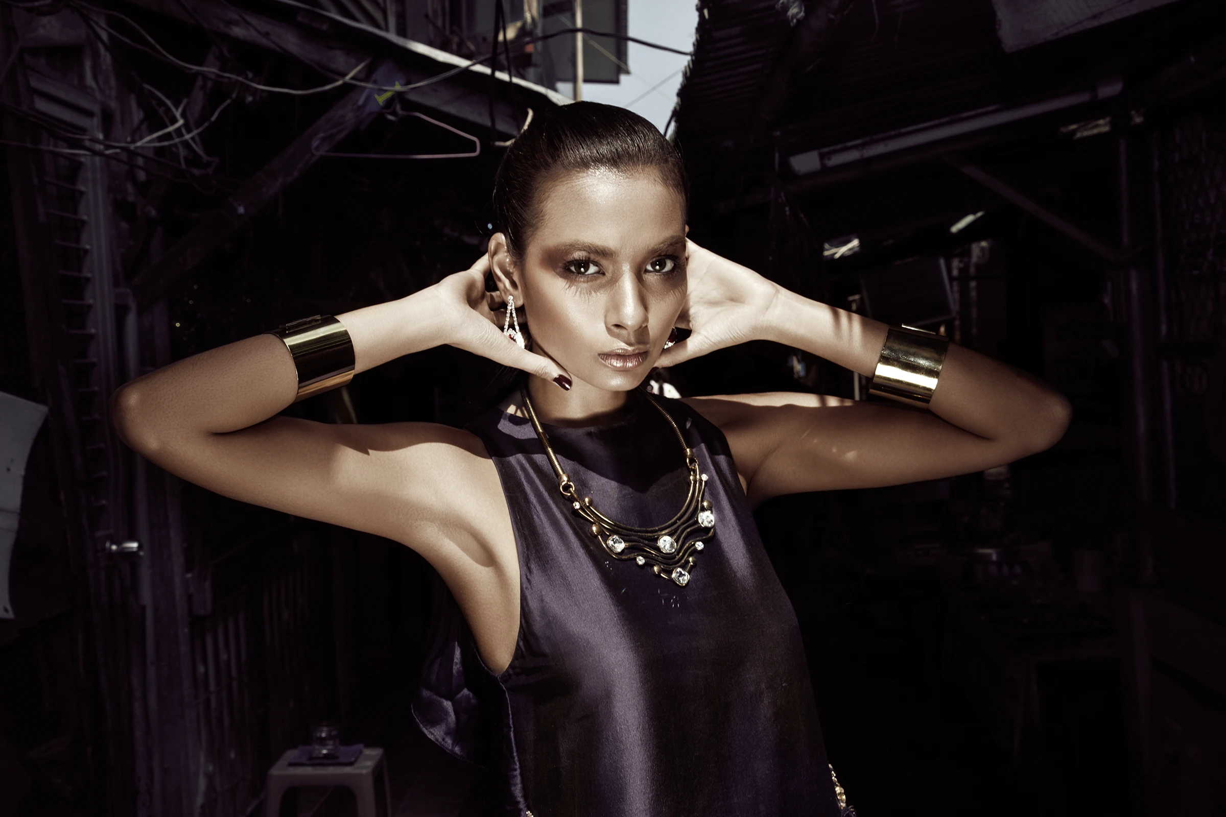 Fashion Editorial in Bangkok mit dem thailändischen Topmodel Chanokporn Sayoungkul. Professionelle Magazinfotografie für internationale Veröffentlichungen von Roland Wimmer.