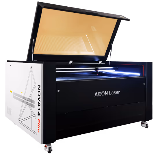 AEON Laser Nova 14 Elite lāzergriešanas iekārta ar paceltu pārsegu un gaismu iekšpusē.