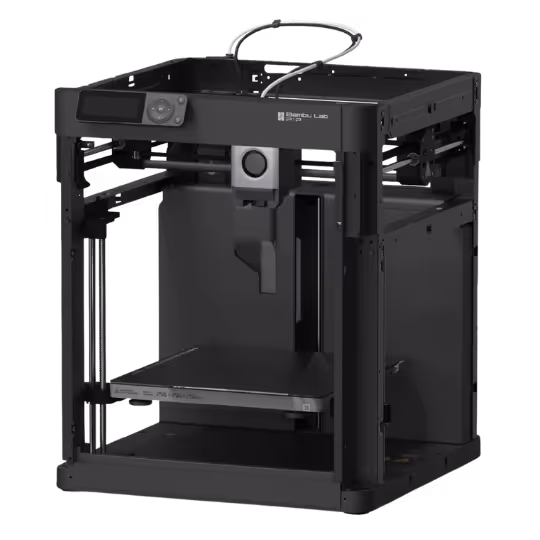 Melna Bamboo Lab 3D printeris ar atvērtu rāmi un vadības ekrānu augšējā kreisajā stūrī.