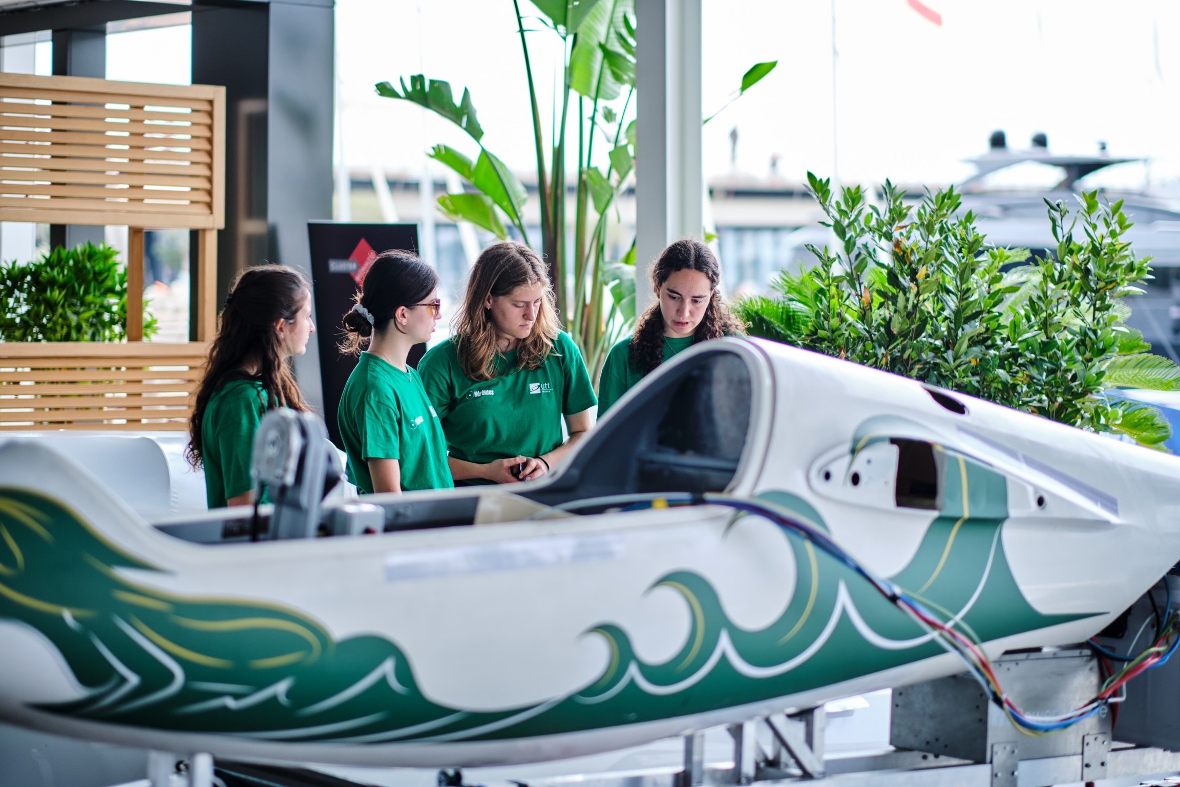 Photo de l'équipe Néréides travaillant sur le bateau lors du MEBC 2023