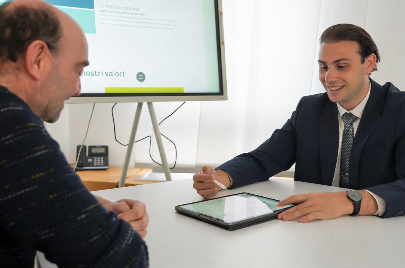 Carlo Ranuzzini durante una consulenza sul terzo pilastro in Ticino