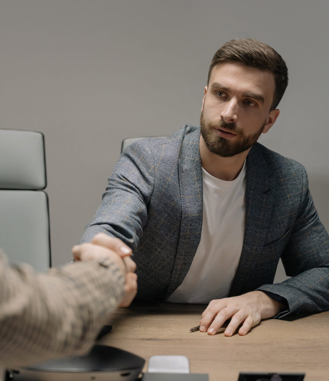 Two man will shaking hand with each other