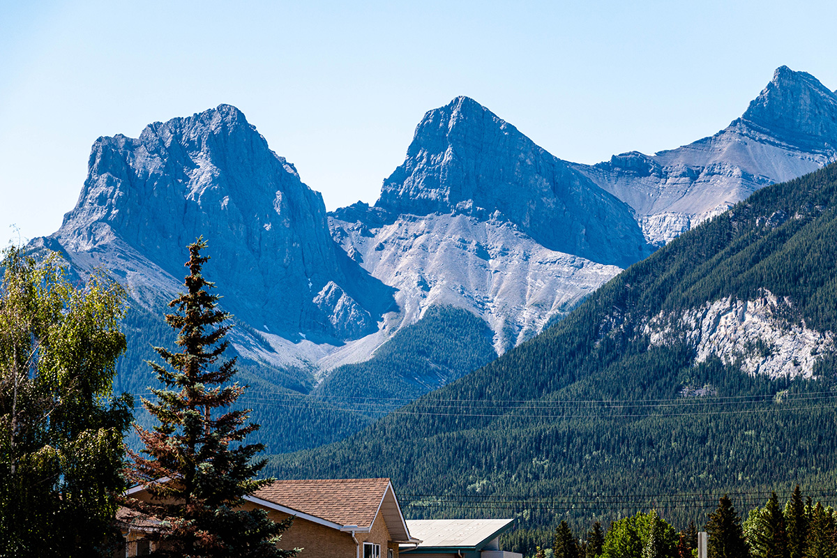 Placeholder : Blue mountains in the background